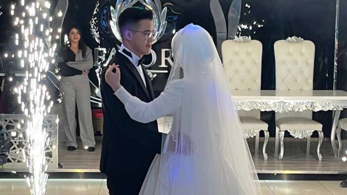 sosyal-medyayi-ayaga-kaldiran-cift-evlendi