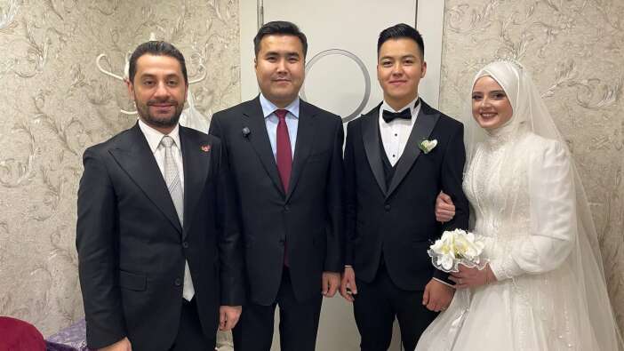 sosyal-medyayi-ayaga-kaldiran-cift-evlendi