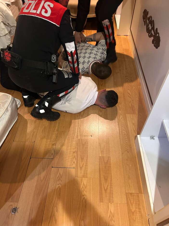 trafik-cevirmesi-otel-odasina-goturdu-yatagin-altindan-cikanlar-sasirtti