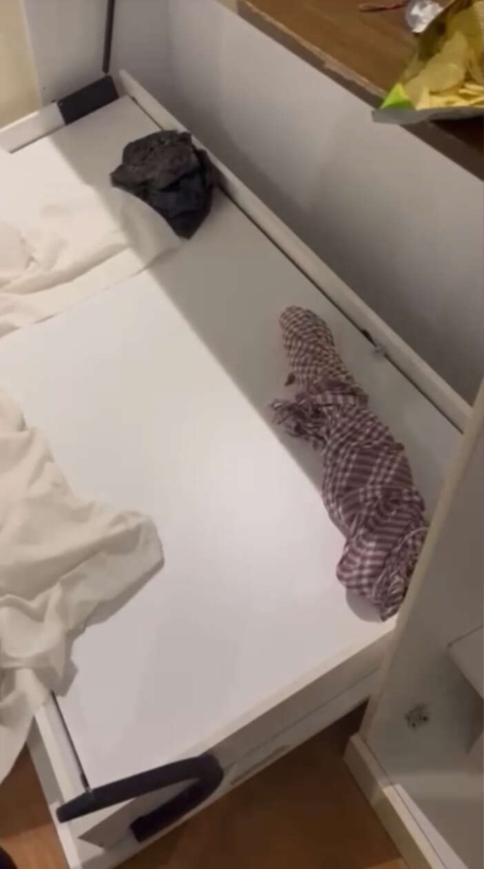 trafik-cevirmesi-otel-odasina-goturdu-yatagin-altindan-cikanlar-sasirtti