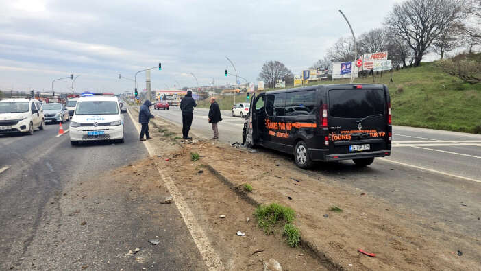 trafikte-dehset-anlari-isikta-bekleyen-araclari-bicti