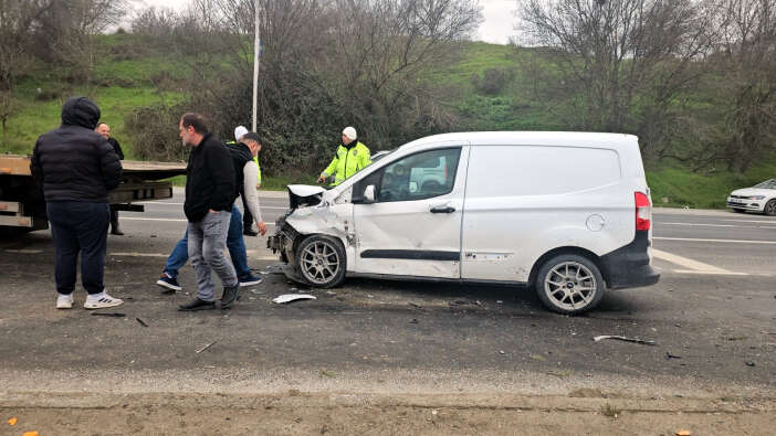 trafikte-dehset-anlari-isikta-bekleyen-araclari-bicti