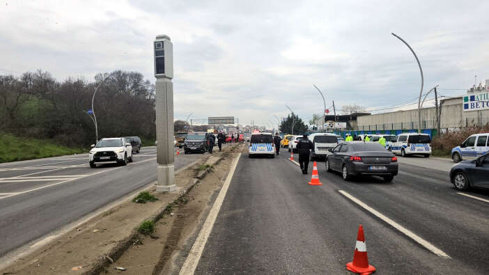 trafikte-dehset-anlari-isikta-bekleyen-araclari-bicti