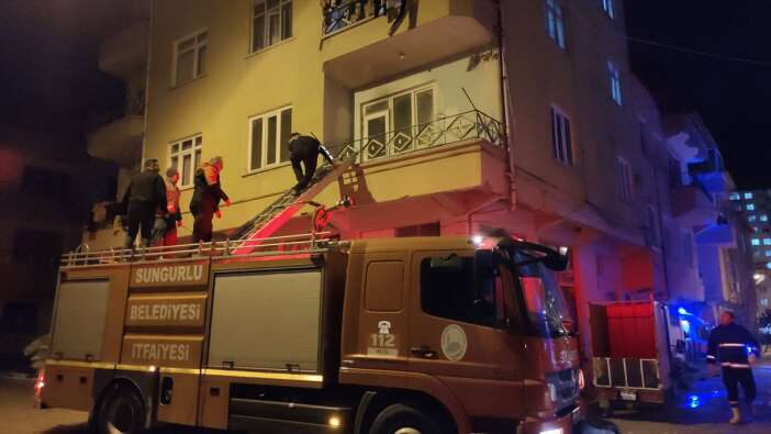 apartmanda-yangin-panigi-6si-cocuk-10-kisi-hastanelik-oldu