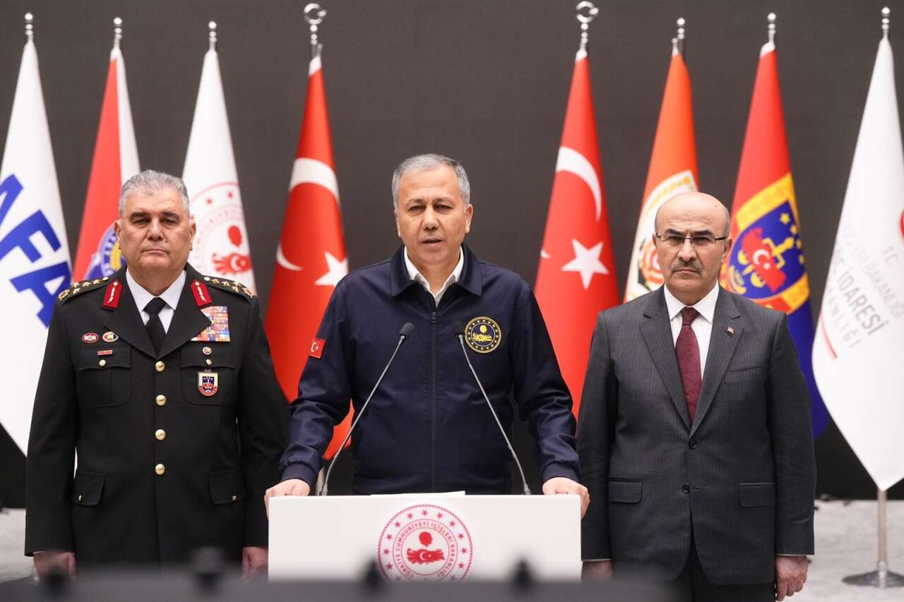 bakan-yerlikaya-acikladi-3-polisimiz-sehit-oldu