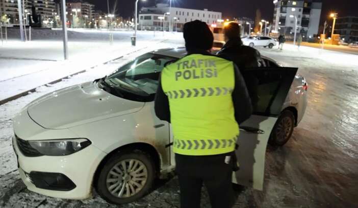 buzlu-otoparkta-drift-genclere-cok-pahaliya-patladi