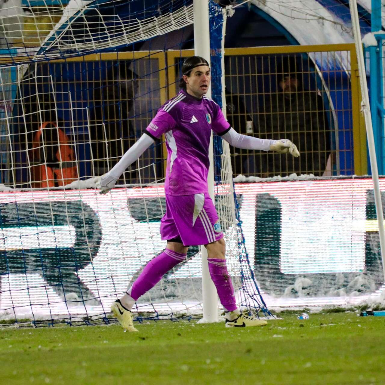 goruntuler-turkiyeden-macta-usuyen-kalecinin-cozumu-gundem-oldu