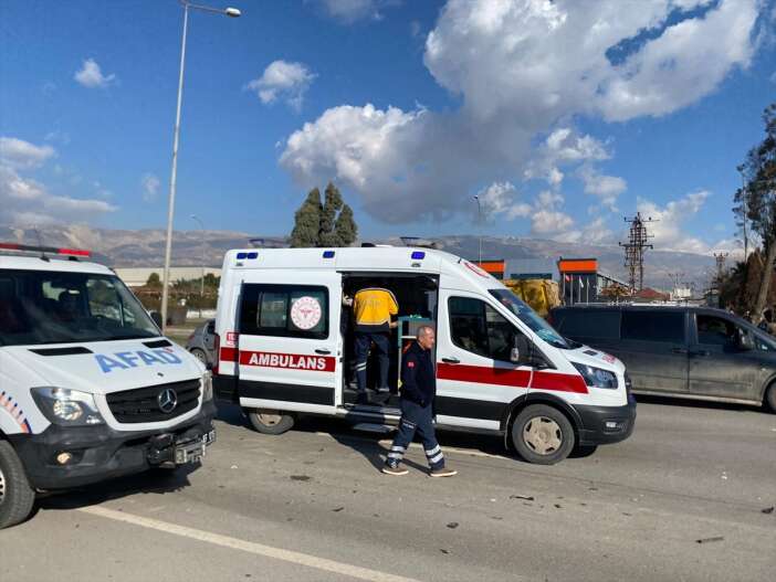 hafif-ticari-aracla-carpisan-otobus-devrildi-17-yarali-var