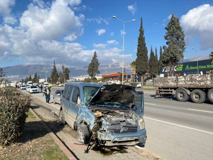 hafif-ticari-aracla-carpisan-otobus-devrildi-17-yarali-var