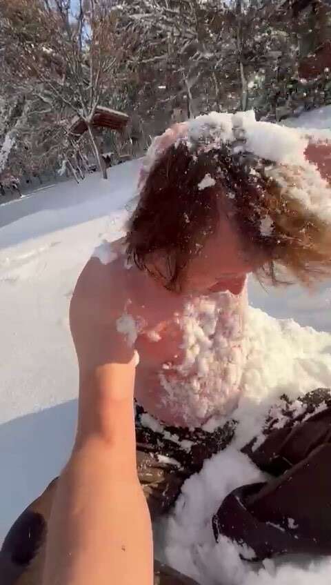 kar-yagdigini-gorunce-ne-yapacagini-sasirdi-yari-ciplak-yerlerde-yuvarlandi