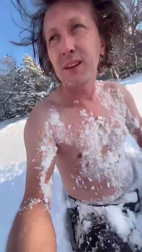 kar-yagdigini-gorunce-ne-yapacagini-sasirdi-yari-ciplak-yerlerde-yuvarlandi