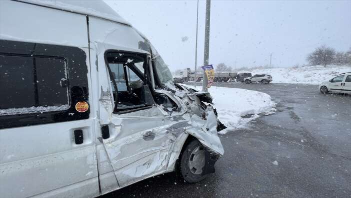 karli-yolda-isci-servisi-ile-tir-carpisti-cok-sayida-yarali-var