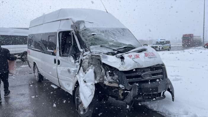 karli-yolda-isci-servisi-ile-tir-carpisti-cok-sayida-yarali-var