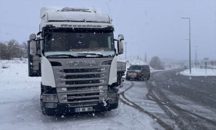 karli-yolda-isci-servisi-ile-tir-carpisti-cok-sayida-yarali-var