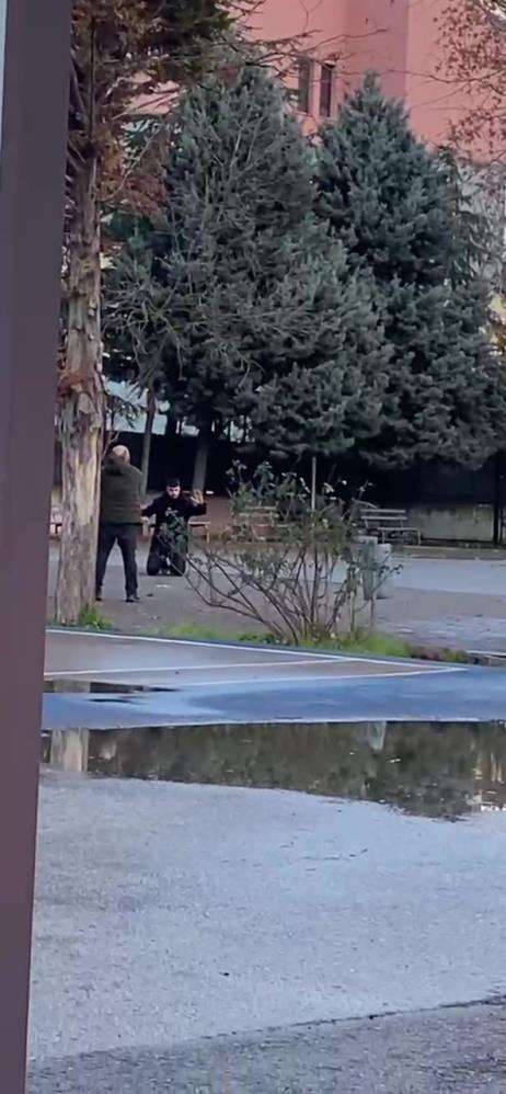 kizina-yapilani-duyan-baba-okulda-bir-genci-rehin-aldi