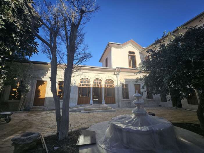 asrin-felaketi-377-eseri-yikti-hatayin-sembolunu-konya-ayaga-kaldirdi