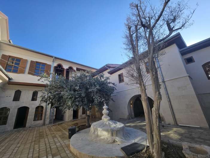 asrin-felaketi-377-eseri-yikti-hatayin-sembolunu-konya-ayaga-kaldirdi