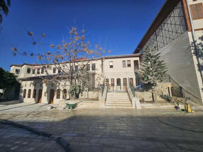 asrin-felaketi-377-eseri-yikti-hatayin-sembolunu-konya-ayaga-kaldirdi