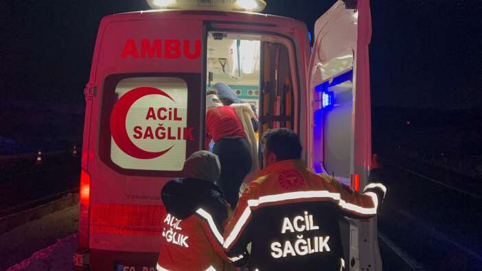 gizli-buzlanma-faciaya-yol-acti-otomobil-tarlaya-uctu-4-yarali