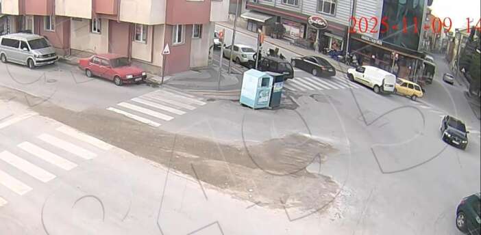 yaya-gecidinde-korku-dolu-anlar-otomobil-kuryeye-carpti