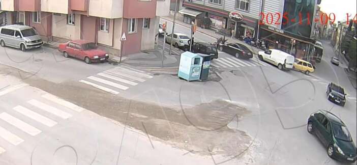 yaya-gecidinde-korku-dolu-anlar-otomobil-kuryeye-carpti