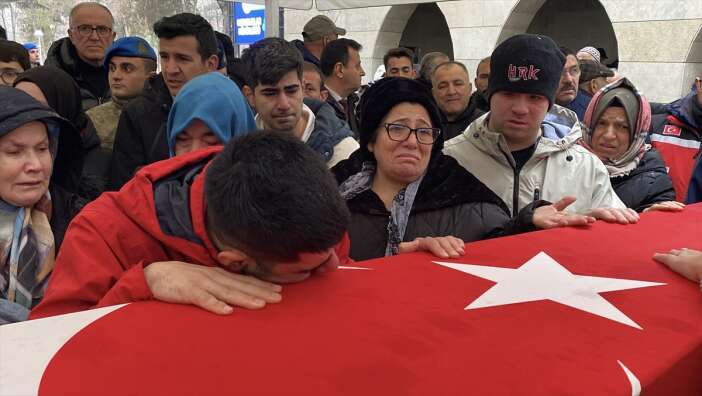 2-yasindayken-kendisini-topraktan-cikartan-askeri-topraga-verdi