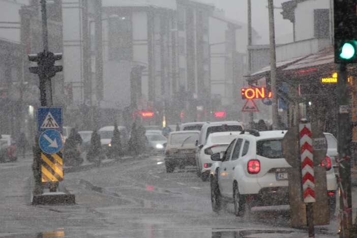 konyaya-lapa-lapa-kar-yagiyor-karapinar