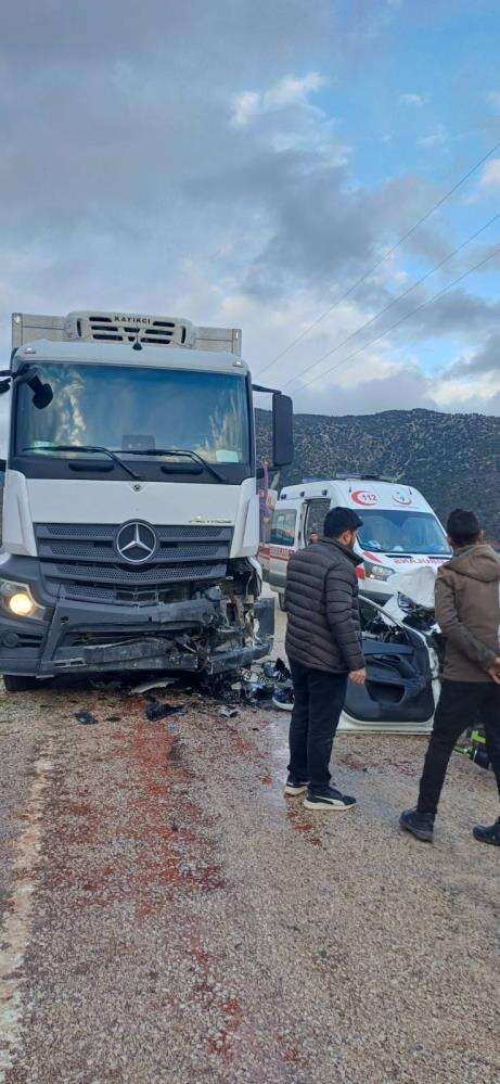 otomobil-park-halindeki-kamyona-carpti-2-olu-1-yarali