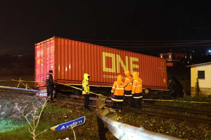 tren-seferleri-durduruldu-tir-raylara-uctu-yunus-ugurlu-oldu