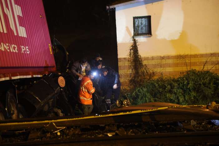 tren-seferleri-durduruldu-tir-raylara-uctu-yunus-ugurlu-oldu