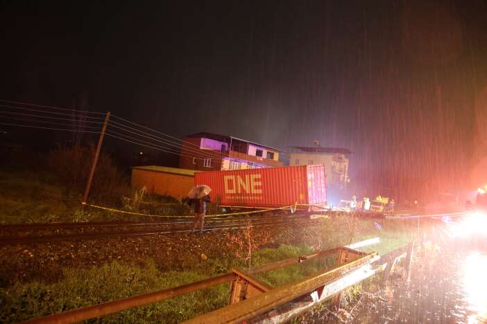 tren-seferleri-durduruldu-tir-raylara-uctu-yunus-ugurlu-oldu