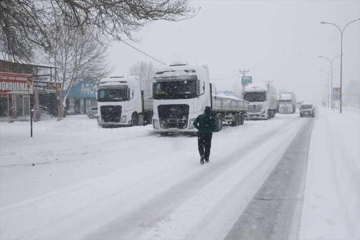 yogun-kar-ve-tipi-sehirlerarasi-yolda-ulasimi-durdurdu