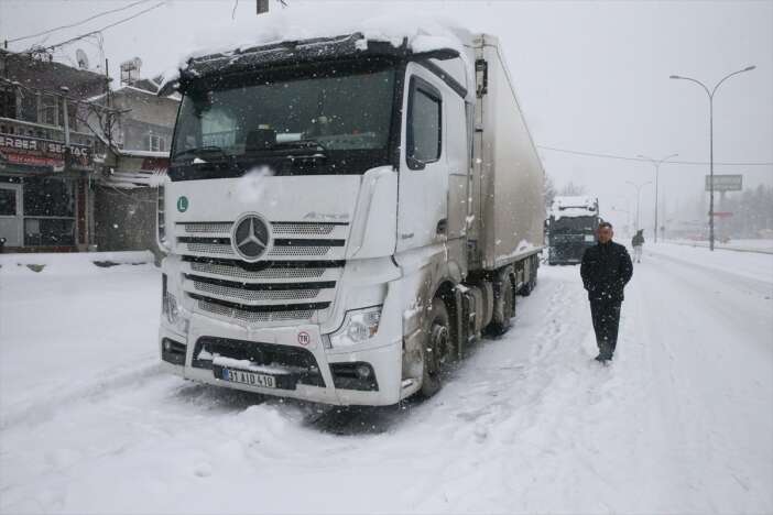 yogun-kar-ve-tipi-sehirlerarasi-yolda-ulasimi-durdurdu