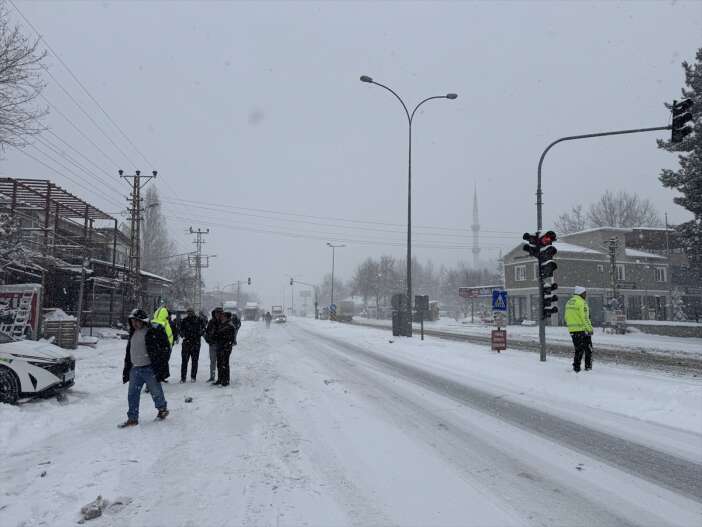 yogun-kar-ve-tipi-sehirlerarasi-yolda-ulasimi-durdurdu