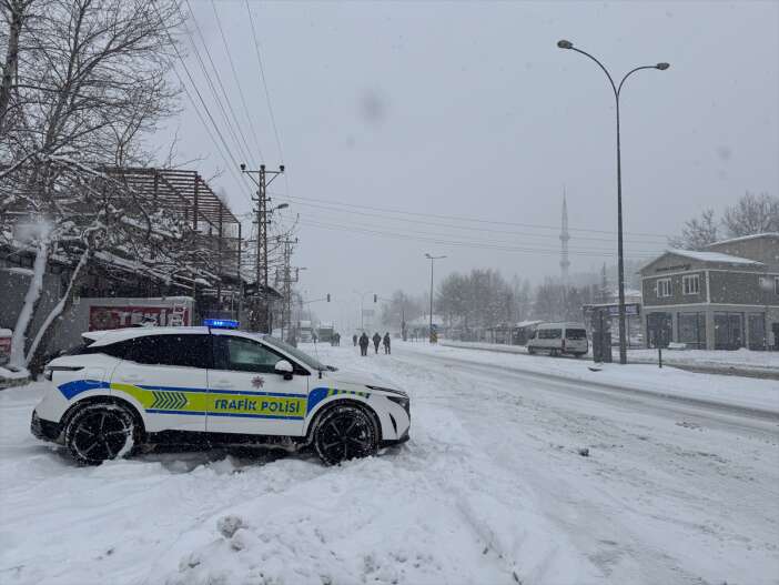 yogun-kar-ve-tipi-sehirlerarasi-yolda-ulasimi-durdurdu