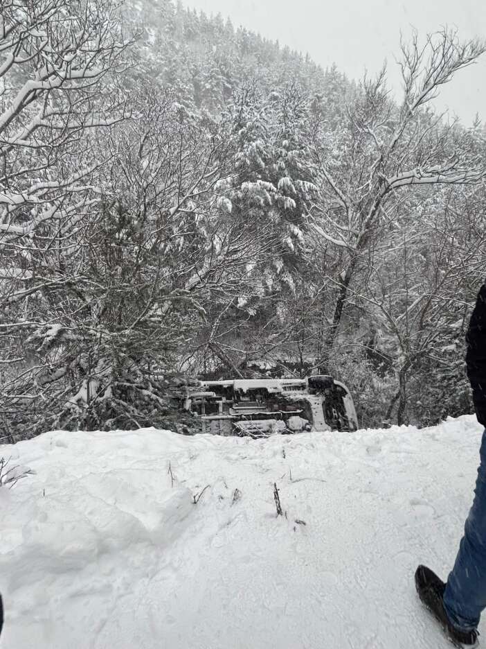 ambulans-dere-yatagina-yuvarlandi