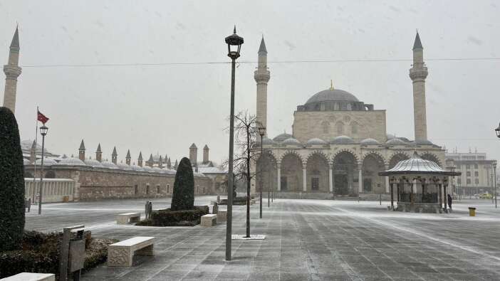 konya-merkezin-kar-hasreti-2026nin-ilk-gunu-sona-erdi