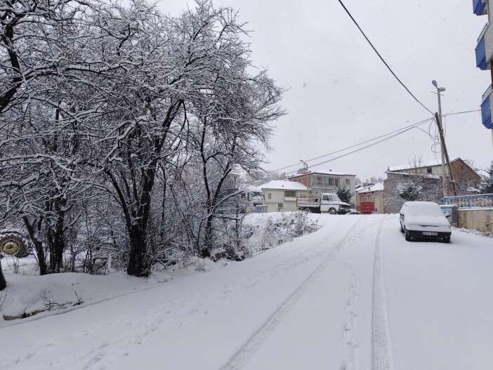 konyanin-beyaza-burunen-ilcesinde-kar-kalinligi-10-santimetreyi-gecti