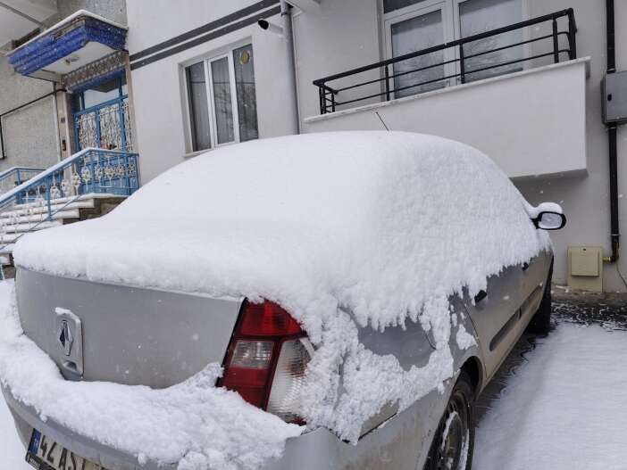 konyanin-beyaza-burunen-ilcesinde-kar-kalinligi-10-santimetreyi-gecti