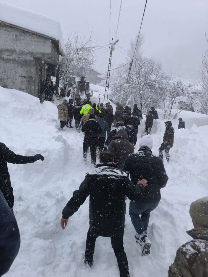mahalleye-cig-dustu-gulnaz-bitik-hayatini-kaybetti