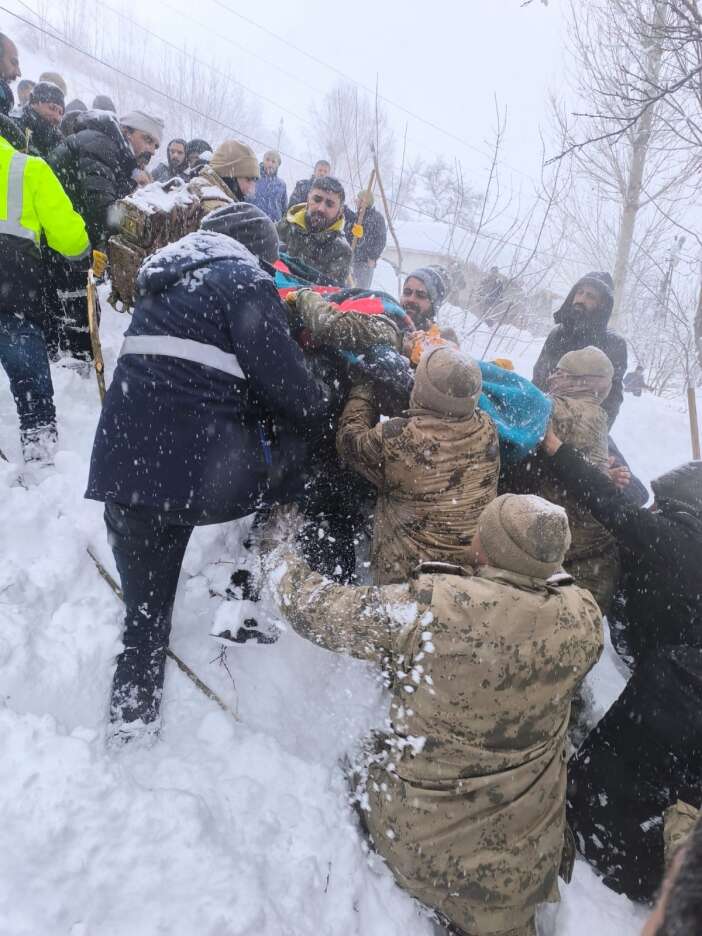 mahalleye-cig-dustu-gulnaz-bitik-hayatini-kaybetti