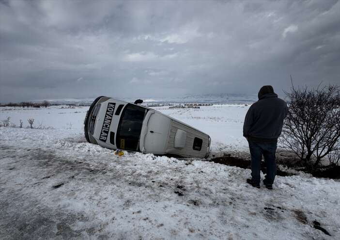 yolcu-minibusu-sarampole-devrildi-cok-sayida-yarali-var