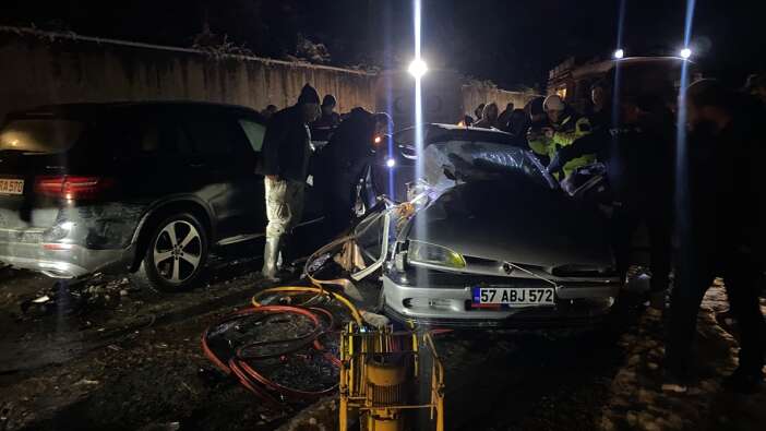 iki-otomobil-carpisti-yol-savas-alanina-dondu-2-olu-6-yarali