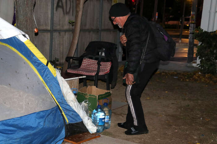 karisinin-uykusunda-bicakladigi-konyali-tir-soforu-sokakta-kaldi