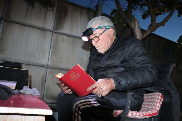 karisinin-uykusunda-bicakladigi-konyali-tir-soforu-sokakta-kaldi