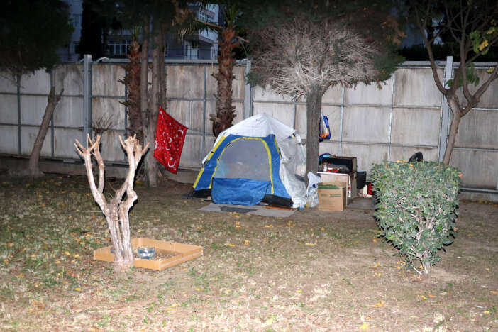 karisinin-uykusunda-bicakladigi-konyali-tir-soforu-sokakta-kaldi