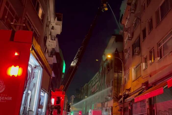 yanmamak-icin-pencereden-atladi-durumu-agir