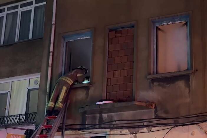 yanmamak-icin-pencereden-atladi-durumu-agir