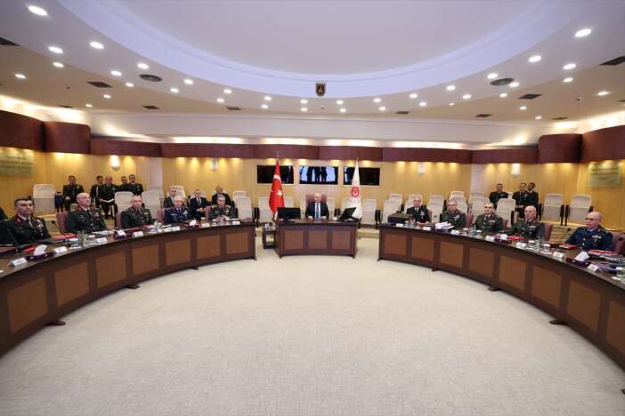 kara-kuvvetleri-komutanligindaki-yillik-degerlendirme-toplantisina-bakan-guler-baskanlik-yapti