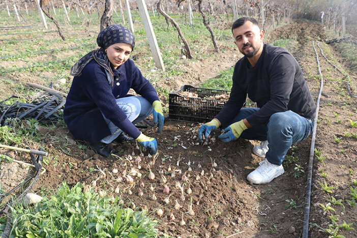 tekstili-birakti-ak-zambak-uretti-konyaya-da-gonderiyor